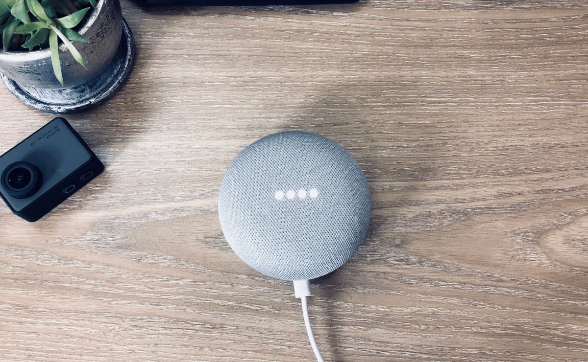 Alexa czy Google Home, który asystent głosowy sprawdzi się lepiej w polskim domu?