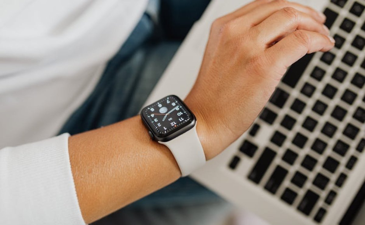 Apple watch SE (2025) vs. nowy Samsung Galaxy Watch – co wybrać?