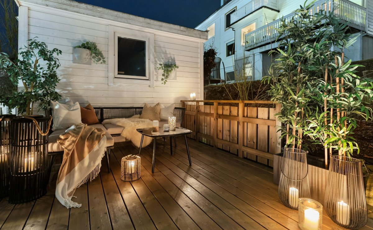Smart Home na balkonie i tarasie. Jak zaplanować oświetlenie, gniazdka i ochronę?