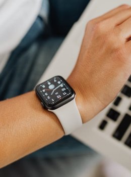 Apple watch SE (2025) vs. nowy Samsung Galaxy Watch – co wybrać?