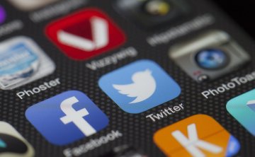 2 sposoby na wyłączenie ostrzeżeń o wrażliwych treściach na Twitterze w wersji mobilnej i internetowej