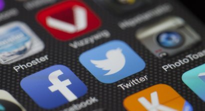 2 sposoby na wyłączenie ostrzeżeń o wrażliwych treściach na Twitterze w wersji mobilnej i internetowej