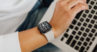 Apple watch SE (2025) vs. nowy Samsung Galaxy Watch – co wybrać?