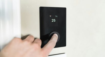 Czy termostat Smart pasuje do każdego typu grzejnika lub pieca?