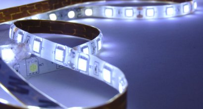 Jak podłączyć taśmę LED do istniejącej instalacji bez elektryka?